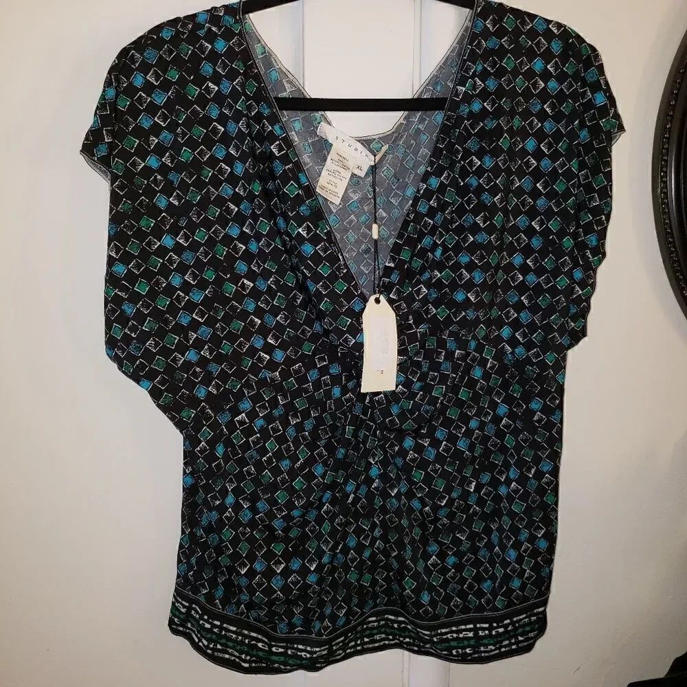 Studio M deep vneck patterned blouse